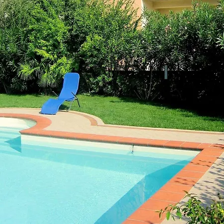 펜션 Small With Swimming Pool And 8 Lovely