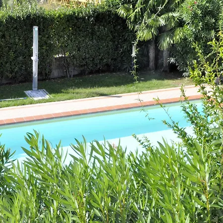 Дом отдыха Small With Swimming Pool And 8 Lovely *