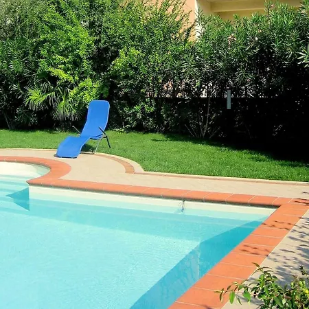 Сasa de vacaciones Small With Swimming Pool And 8 Lovely